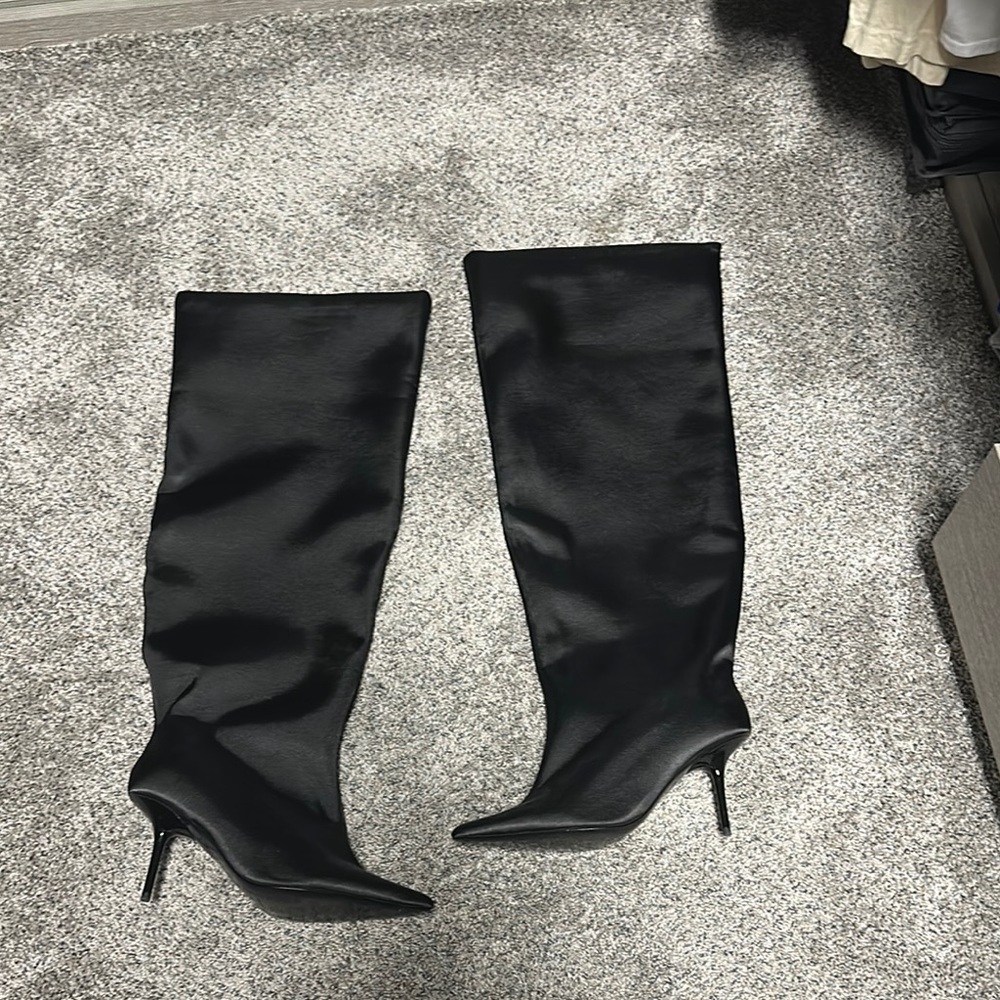 KHLOE Kardashian boots good American